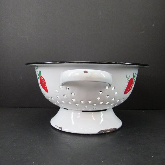1983 Teleflora White Painted Metal Collander with Strawberry Design 4"X8" - Picture 2 of 8